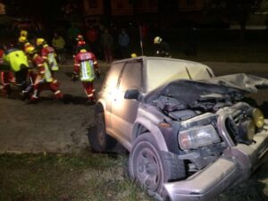 Chofer ebrio debió ser rescatado por Bomberos tras impactar su auto contra poste