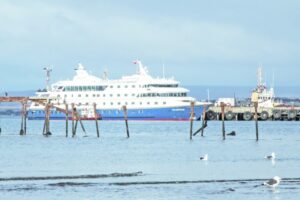 Con más de 100 turistas, el Vía Australis cierra temporada de cruceros