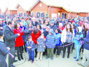 120 familias de  Porvenir recibieron las  llaves de su casa propia