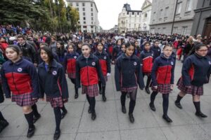 Estudiantes de Punta Arenas desfilaron en honor a los 89 años de Carabineros de Chile