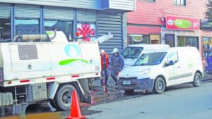 Rotura de cañería de agua potable y sumidero tapado crearon graves problemas en calle Bories