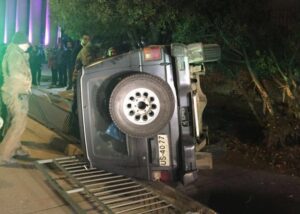 Conductor ebrio volcó su jeep a metros del Casino Dreams.
