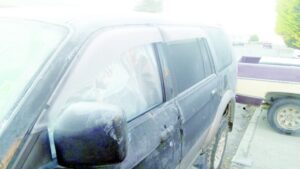 Rompieron vidrio de un vehículo para robar una billetera con dinero