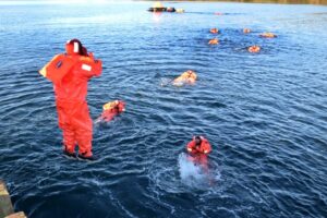 FACH entrena tripulantes para ir al rescate en emergencias extremas
