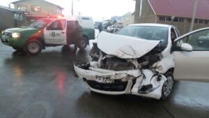 Cinturón de seguridad salvó a  conductora tras violento accidente