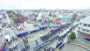 Dos mil alumnos rindieron honores a héroes de Iquique