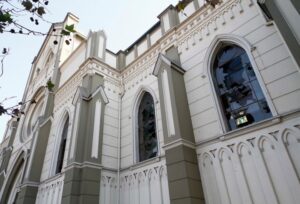 Más de 30 encapuchados habrían intentado quemar iglesia de la Gratitud Nacional
