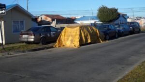 Los autos abandonados siguen ahí en las calles y nadie hace algo