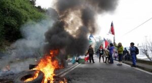 Más de 17 mil alumnos sin clases por protestas de pescadores en Los Lagos