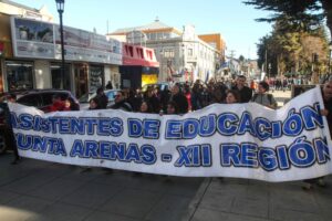 Asistentes de la Educación marchan  masivamente contra proyecto de Gobierno