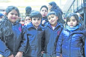 Participantes del concurso de pintura infantil fueron premiados