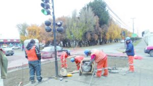Reparan los pavimentos dañados en varios tramos de Avenida Bulnes