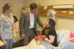 Intendente visitó Servicio de Maternidad del Hospital Clínico de Magallanes en Día de la Madre