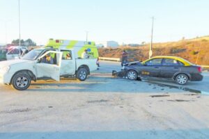 Tres personas adultas y un niño resultaron lesionados en colisión