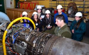 Alumnos de ingeniería mecánica de la UMAG realizaron visita profesional a la IVª Brigada Aérea