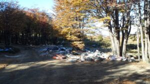 Camino a Laguna Lynch se encuentra repleto de basura