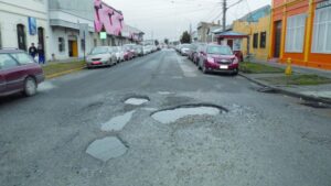 Pavimentos asfálticos requieren reparaciones más que urgentes