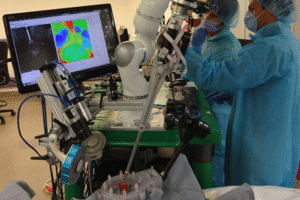 Desarrollan un robot que realiza cirugías con mayor precisión que un humano.