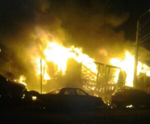 Pérdidas millonarias sufrió comerciante de Porvenir debido a voraz incendio que destruyó su local