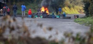 Pescadores impiden paso de camiones hacia Ancud