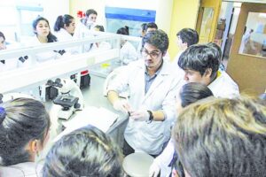 Escolares hicieron fecundación in vitro en la UMAG