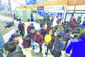 Los niños son las visitas más felices en Feria Marítima en Punta Arenas