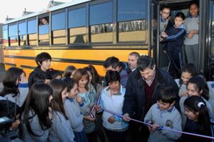 Escuela Argentina cuenta con nuevo bus escolar municipal