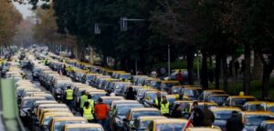 Taxistas entregan carta al Gobierno tras realizar masiva caravana en la Alameda