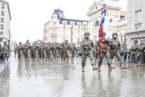 Soldados y Liceo Industrial desfilaron  en homenaje a las Glorias de la Infantería
