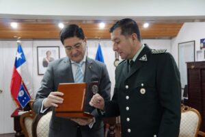 Director de Gendarmería llegó hasta la PDI para saludar a las autoridades institucionales por sus 83 años de vida
