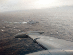 Armada continúa búsqueda de joven que cayó al agua desde buque 