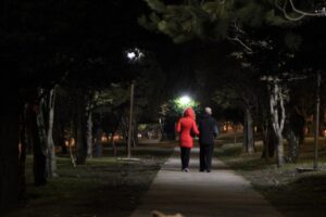 Municipio entrega luminarias implementadas en los bandejones de Avenida España