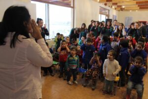 Municipio de Natales y corporación presentaron a profesora venezolana del programa orquestas de papel