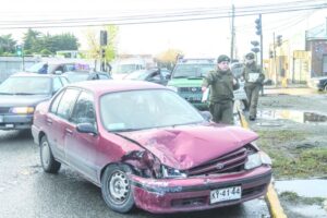 Daños dejó colisión entre camioneta y auto