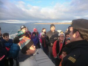 Distintos establecimientos educacionales realizan navegación por los canales