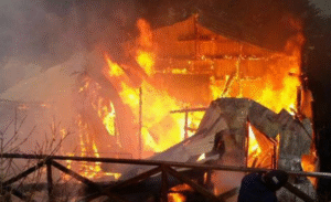 Incendio destruye en su totalidad cuartel de bomberos en Tortel