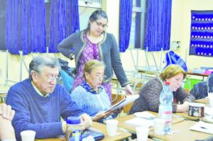 Adultos mayores participan en taller de dramaturgia creativa