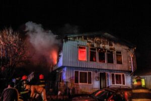 Incendio destruyó vivienda de dos pisos y dejó a siete mujeres damnificadas en el 