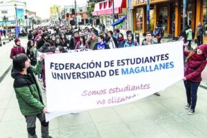 Más de un centenar de universitarios  se manifestó  por demandas