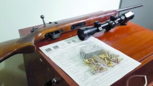 Dos detenidos por  porte ilegal de rifle  y municiones
