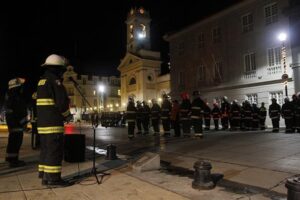 Alcalde Bocazzi saluda fraternalmente a los bomberos de la comuna