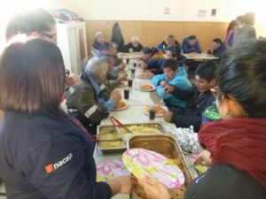 Alumnos y voluntarios de INACAP inician ciclo de almuerzos comunitarios en Centro de Día