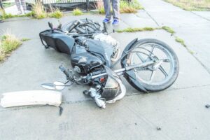 Motociclista herido tras  ser colisionado por taxi