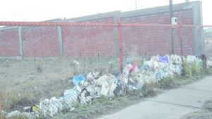 El viento y los irresponsables de siempre crean un nuevo basural frente a cancha del Barrio Sur