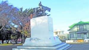 Siete emblemáticos monumentos de Punta Arenas muestran fechorías de vandalismo