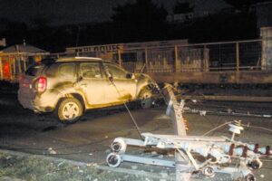 Conductor chocó poste de energía eléctrica y se fugó