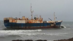 Buque factoría  “MAGALLANES III” varó en la bahía de Punta Arenas