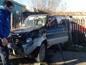 Colisión entre jeep y taxi colectivo de la linea 800 deja daños en vehículos y vivienda