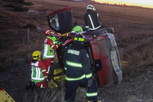 Conductora resultó lesionada tras volcar su camioneta producto de la escarcha