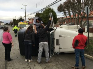 Conductora resultó lesionada tras volcar su vehículo todoterreno